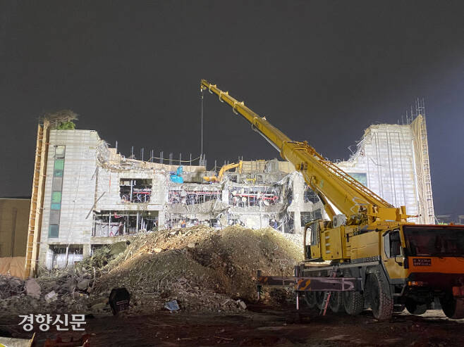 소방당국이 지난 4월30일 서울 성북구 장위10구역 재개발 지역에서 건물 철거 작업 중 추락해 매몰된 노동자를 구조하는 작업을 하고 있다. 오경민 기자