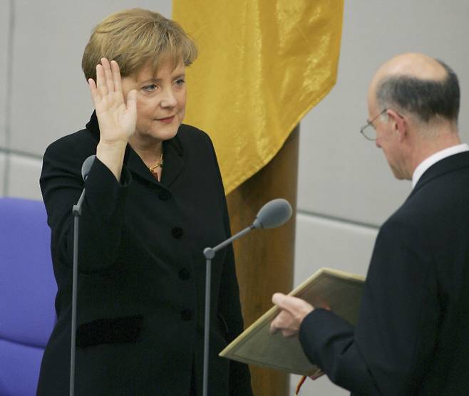 앙겔라 메르켈이 2005년 11월22일 베를린 연방하원에서 노어베르트 람메르트 당시 독일연방하원의회 의장 앞에서 독일 총리 취임 선서를 하고 있다. 게티이미지