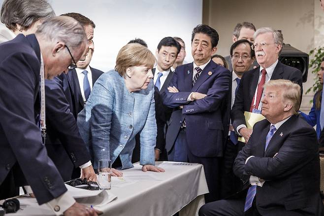 앙겔라 메르켈 독일 총리가 2018년 6월9일 캐나다 샤를부아에서 열린 주요 7개국(G7) 정상회담 중 탁자를 양손으로 누르며 도널드 트럼프 당시 미국 대통령을 무표정으로 바라보고 있다. 보호무역주의와 관세장벽을 배격한다는 내용의 공동성명 채택을 두고 갈등을 벌이던 유럽 국가들과 미국의 냉랭한 관계를 상징적으로 보여주는 사진이라는 평가를 받는다. 게티이미지