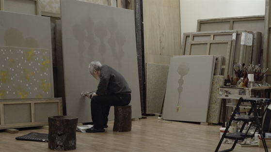 A scene from the documentary "The Man Who Paints Water Drops," which follows the renowned artist Kim Tschang-yeul between 2015 and 2019. [MIRU PICTURES]