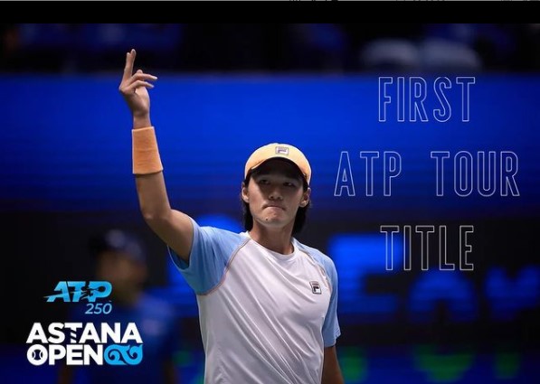 권순우가 26일(한국시간) 카자흐스탄 누르술탄에서 열린 남자프로테니스(ATP) 투어 아스타나오픈 단식 결승에서 제임스 더크워스를 2대 0으로 누르고 생애 첫 우승을 차지한 뒤 하늘을 가리키는 세리머니를 하고 있다. 권순우는 이형택 이후 18년 만에 한국 남자 테니스에 ATP 투어 대회 우승컵을 안겼다. 대회 공식 인스타그램 캡처
