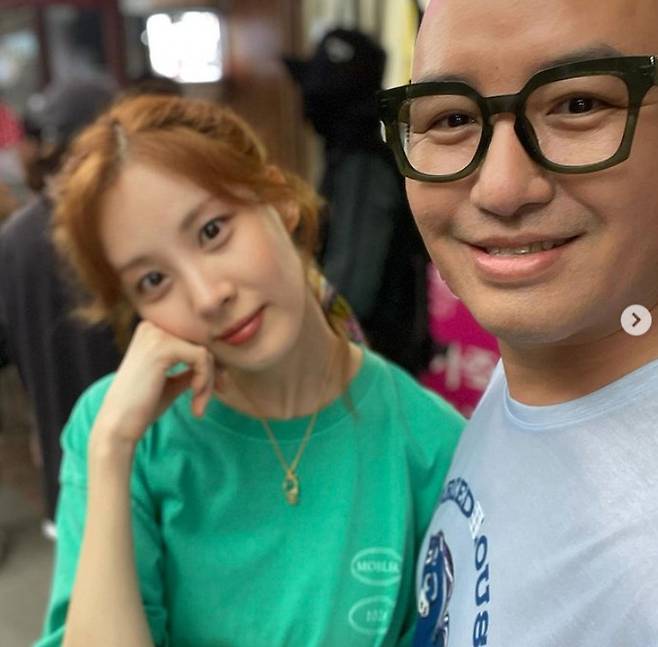 Broadcaster Hong Seok-cheon has revealed his affection for Seahoun.Hong Seok-cheon posted a picture on his personal Instagram on September 26 with an article entitled No look, no angle, any look is beautiful and lovely Seahuun is really nice and polite and I am usually a gel atmosphere maker on the set, and from the moment Seahun appeared, I just shuffle the staff laughing.In the open photo, Hong Seok-cheon is taking a selfie with Seohyun affectionately. The affectionate figure of the two gives a feeling of joy.Hong Seok-cheon said: Seohyun admitted that brother lost.Lets happily take a good drama. Expect Jinxs Couple #Girls Generation # Actor #Seohyun .Meanwhile, Hong Seok-cheon and Seahoun co-star in the new drama Jinxs Couple.