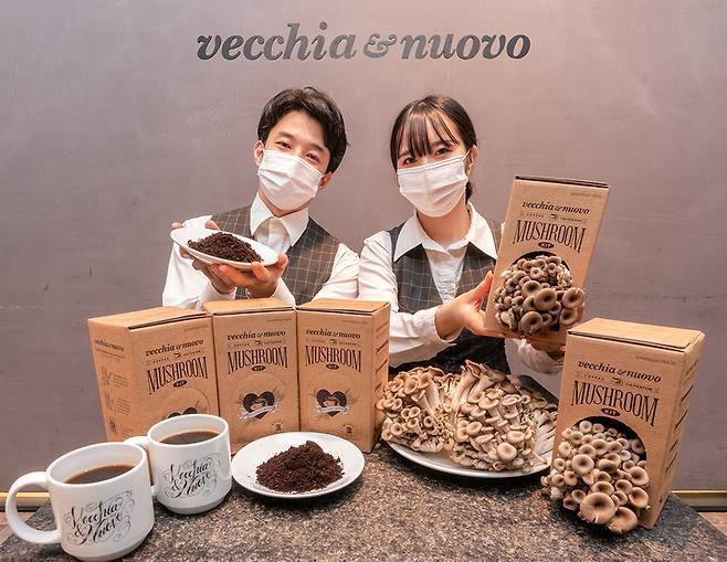 26일 서울 중구 신세계백화점 본점 ‘베키아에누보’에서 '친환경 버섯 재배 키트'를 소개하는 신세계푸드 직원들 *재판매 및 DB 금지