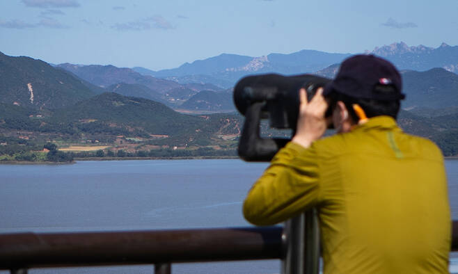 26일 경기 파주 오두산통일전망대를 찾은 관람객들이 북한 개풍군 마을을 살펴보고 있다. 뉴스1