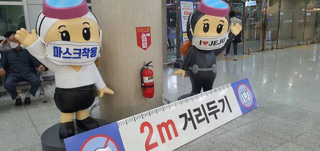 제주국제공항의 거리두기 캠페인 모습.서울신문DB