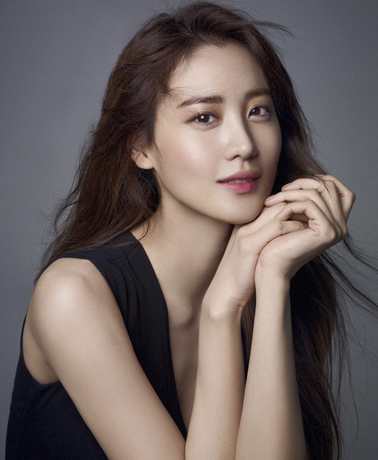 Claudia Kim is an actor who has been active in the global market with his unique sophisticated and intelligent charm.After debuting through the 2005 Korea-China Supermodel Selection Contest with a 177cm tall height, he has produced domestic works such as dramas The Queen of the Game (2006), The Fugitive Plan.B (2010), Romance Town (2011), Brain (2011), Standby (2012), Seventh Class Officials (2013), Monster (2016), as well as Claudia Kims face Avengers: Age of Ultron (2015) which was told by d, showed off its presence as Dr. Helen Joe.Claudia Kim, who was the first Korean actor to join the Marvel Cinematic Universe (MCU) film, was once again interested in the news of Park Seo-joon, who recently announced the joining of Captain Marvel (2019)s sequel, The Marvels, following Ma Dong-seok of The Eternals which was about to be released.Especially, Claudia Kim is raising the curiosity about the role of Park Seo-joon as the son of Helen Joe, who played the role of Amadeus Joe.Since expanding its scope of activity with Hollywood, it has continued its steady activities with films Equals (2016), Dark Tower: Tower of Hope (2017), The Mysterious Animals and Grindelwalds Crimes (2018) and Netflix drama Marco Polo (2016).The Mysterious Animal Dictionary 2, a sequel to The Mysterious Animal Dictionary, released in November 2016, is a film about the magical confrontation of the former World in the background of Paris. Claudia Kim played the role of the snake and Hawklux beggar, which Voldemort cherished in the Harry Potter series.Claudia Kim, who has been breathing with Johnny Depp and Ezra Miller, said, I was grateful that I had the opportunity to learn together.Claudia Kim, who met ahead of the release of Mysterious Animal Dictionary 2 in 2018, seemed to be somewhat nervous in front of many reporters surrounding her, but she continued to talk calmly and unravel the story.Claudia Kim, who was born in 1985, lived in New Jersey, USA, following her father, who was an overseas source of business from the age of 5 to 11.This was also the reason why I was able to build a fluent English language ability that can communicate freely.After returning to Korea, I graduated from high school and continued to study at Ewha Womans Universitys International Department.I have been living in English newspapers and applications, such as working as an English newspaper in college, and I have always played CNN channels at home and naturally melted English language into my daily life.Those who do not know the growth process of Claudia Kim have also seen his fluent foreign language skills and have made a Missunderstood called Korean American or Korean.Claudia Kim recalled many of the Misunderstoods she had been receiving and laughed, I am a Korean person, please tell me this.Because I know English language, there are many people who Misunderstood about me and many people think that my nationality is not Korea.Some people say they have received special exceptions, and there are a lot of such misunderstood people. Sometimes I ask, Do you still live in Seoul?I would rather see such words as a compliment because they do not think of me as a foreigner. (Laughing) I also talked about the episodes that I could not laugh with these Misunderstood.Claudia Kim said, When I had no agency a while ago, I had a PD who called me to be an entertainment artist.He told me, Claudia Kim, there is an entertainment in Korea. He explained to a foreign person, he smiled with a nice smile.He also expressed a strong will for acting: I dont think that just because Im in the series doesnt mean I cant do other work.Im always looking for other opportunities, auditions. So are the Korean works. Im looking for them actively.Every time I continued my long shooting schedule in foreign countries, I suffered loneliness and fear, but every time I did it, I was able to catch myself with the heart of representing Korea.At first, it was a scary, lonely, and managerless system that I was living alone in a foreign country, so it was difficult for others to communicate and coordinate my thoughts so that they would not be misunderstood.But there are some things that can be more free, and there are advantages that you can be friends more easily and comfortably with foreign crews.I felt a strange sense of liberation because it seemed that there was a lot of such a thing in Korea.I can act well and talk, so at some point I feel comfortable alone. Claudia Kim, who has been active both inside and outside, received a lot of congratulations in December 2019 with the news of her marriage with Korean American Businessman Cha Min-geun, who is three years old.I acknowledged my devotion in August of the same year, and after two months of marriage in October, I finished the marriage ceremony in December.After announcing her pregnancy in April, four months later, she became a mother in October of the same year, and she became a mother. She has been publicizing her happy life through SNS.Claudia Kim, who has another turning point in life with marriage, is looking forward to the next move to show her work.Photo = DB, YG Entertainment, each movie still cut