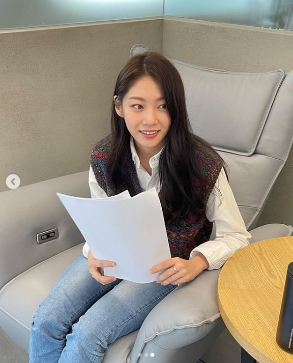 Actor Gong Seung-yeon delivered his daily routine.On the 27th, Gong Seung-yeon posted three photos on his Instagram with Happy Weekend.In the open photo, Gong Seung-yeon hangs a long straight hair and creates a clean atmosphere.Meanwhile, Gong Seung-yeon recently won the Actor Award at the Jeonju International Film Festival this year through his first film Alone Livers.Photo: Gong Seung-yeon SNS