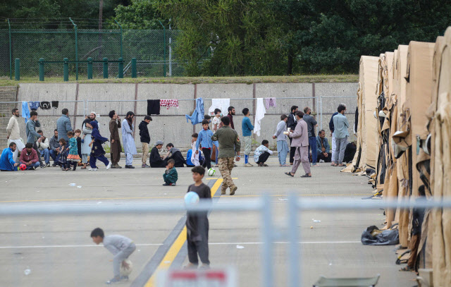 탈레반이 장악한 아프가니스탄을 탈출한 난민들이 8월 26일(현지시간) 유럽 내 최대 미국 공군 기지인 독일 람슈타인 기지에 임시 수용돼 생활하는 모습. (사진=연합뉴스)