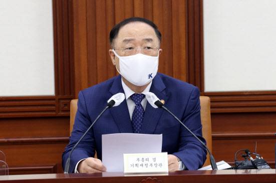 홍남기 경제부총리가 27일 오전 정부서울청사에서 열린 대외경제장관회의에서 장관급 협의체인 대외경제안보 전략호의 신설안을 발표하면서 “경제기술안보 결합 이슈 및 국제협력 이슈 등에 대한 전략적 국익 확보 노력을 더 치밀하게 대응해 나갈 것”이라고 말했다. (사진=연합뉴스)