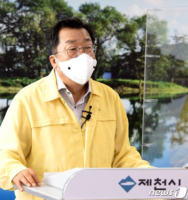 이상천 제천시장이 긴급 브리핑을 통해 전 시민 재난지원금 지급을 발표하고 있다.(제천시 제공)© 뉴스1