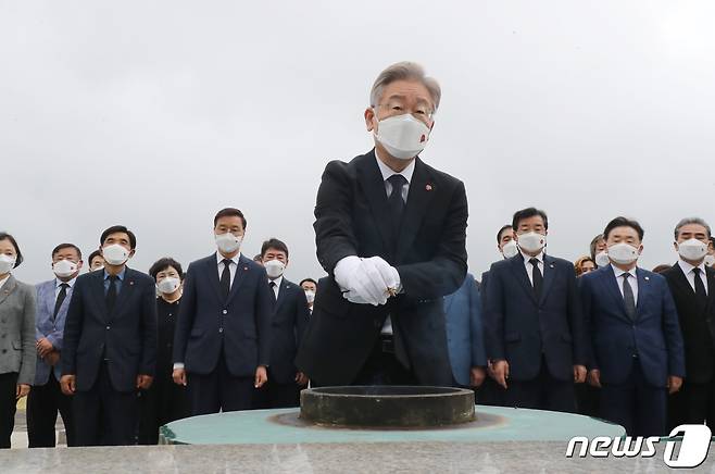 더불어민주당 대권 주자인 이재명 경기도지사가 27일 오전 제주시 봉개동 제주4·3평화공원을 찾아 참배하고 있다. 2021.9.27/뉴스1 © News1 오현지 기자
