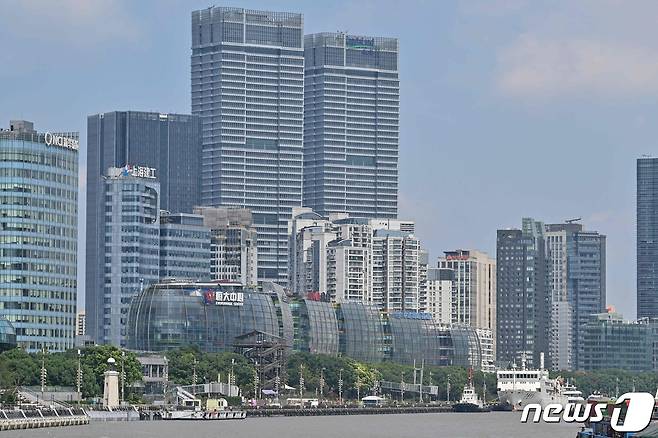상하이의 헝다그룹 센터 빌딩을 둘러싼 전경. © AFP=뉴스1