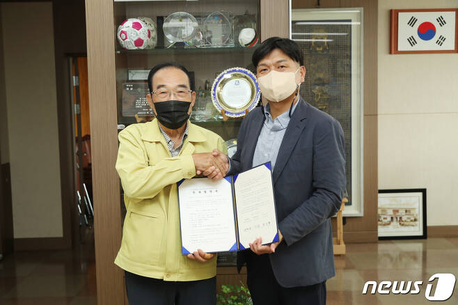 27일 정상혁 보은군수(왼쪽)과 티이엠씨 유원양 대표가 투자 협약을 하고 있다. (보은군 제공)© 뉴스1