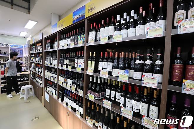 추석 연휴를 일주일 앞둔 12일 오후 서울 서초구 농협하나로마트 양재점 수입주류코너에서 시민이 주류를 고르고 있다. 최근 신종 코로나바이러스 감염증(코로나19) 유행 이후 집에서 술을 마시는 홈술 문화가 정착하면서 기존 주류보다는 위스키나 와인과 같은 주종이 인기를 얻기 시작했다. 업계에 따르면 올해 1~8월 양주 매출은 전년 동기대비 64.6% 신장했다. 2021.9.12/뉴스1 © News1 황기선 기자