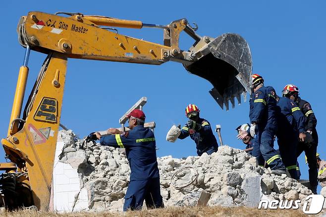 27일 지진이 일어난 그리스 크레타섬에서 구조 작업이 이뤄지고 있다. © 로이터=뉴스1