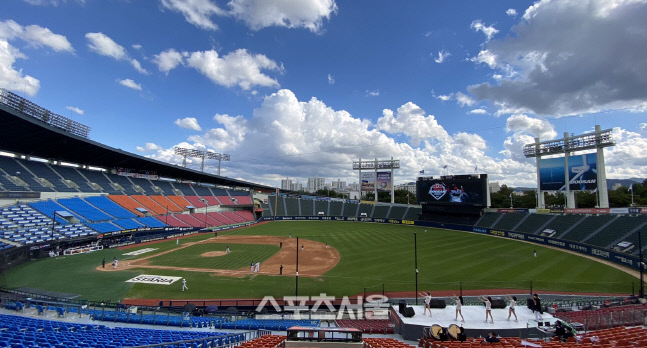지난 22일 2021프로야구 두산베어스와 NC다이노스의 경기가 열리는 잠실야구장을 파란 가을하늘과 하얀 구름이 감싸고 있다. 잠실 | 강영조기자 kanjo@sportsseoul.com