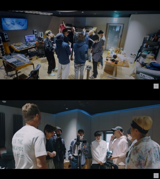 그룹 방탄소년단과 콜드플레이가 녹음실에서 작업하는 모습.