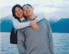 2004년 돤웨이훙 부부가 원자바오 전 총리 부인 장페이리와 함께 스위스로 여행을 떠났을 당시 제네바 호수를 배경으로 찍은 사진. /홍색 룰렛