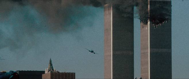 9/11 당시 월드트레이드센터 건물이 테러집단의 항공기 자폭 공격을 당하고 불에 타고 있는 모습./'터닝포인트 9/11 그리고 테러와의 전쟁'