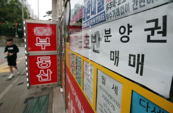 인천의 한 신도시 인근 부동산 중개업소에 분양권 매매 안내가 붙어있다.