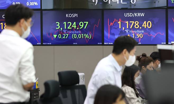 코스피가 전 거래일보다 하락세로 출발한 27일 오전 서울 중구 하나은행 딜링룸에서 딜러들이 대화하고 있다. /연합뉴스