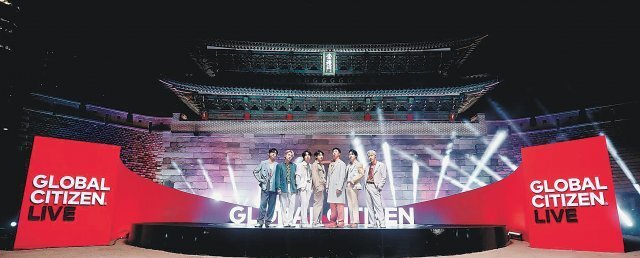 26일 열린 ‘글로벌 시티즌 라이브’에 참여해 서울 숭례문을 배경으로 첫 무대를 장식한 방탄소년단. 뉴시스