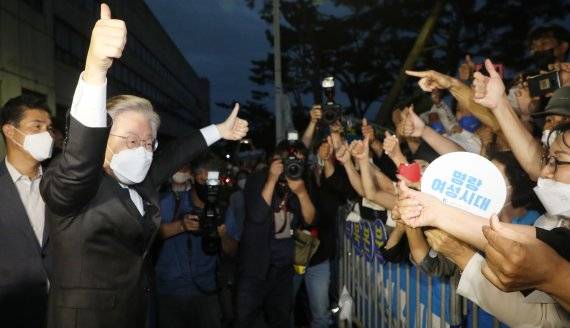 이재명 더불어민주당 대선 예비후보가 26일 전북 완주군 우석대학교에서 열린 더불어민주당 대선 후보 선출을 위한 전북 합동연설회를 통해 전북지역 경선에서 승리를 거둔 뒤 지지자들에게 인사를 하고 있다. 2021.9.26/뉴스1 © News1 유경석 기자 /사진=뉴스1
