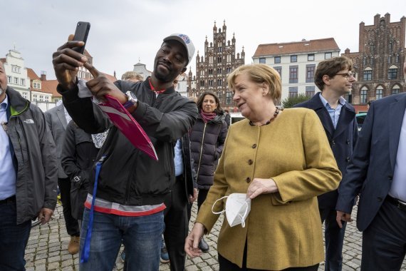 앙겔라 메르켈 독일 총리(오른쪽)가 23일(현지시간) 자신의 옛 선거구인 독일 메클렌부르크포어포메른주를 총선 유세 지원차 방문, 말로우의 전통시장에서 지지자들과 함께 사진을 찍고 있다. /사진=AP뉴시스