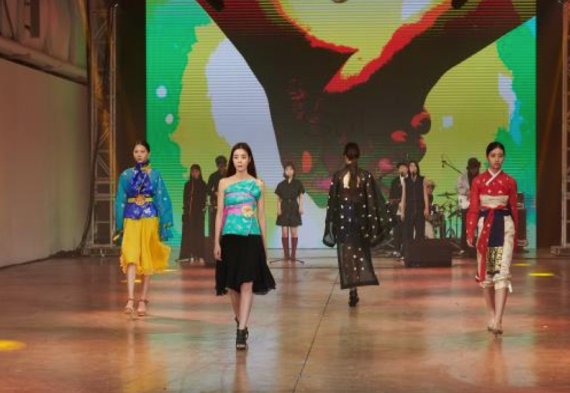지난해 코로나19 영향으로 비대면으로 열린 '2020 한·아세안 패션위크' 메인 패션쇼에서 모델들이 워킹을 하고 있다. 부산시 제공