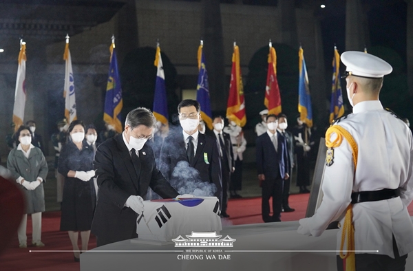 서울공항 도착 후, ‘국군 전사자 유해 봉환식’을 주관한 문 대통령.(출처=청와대)