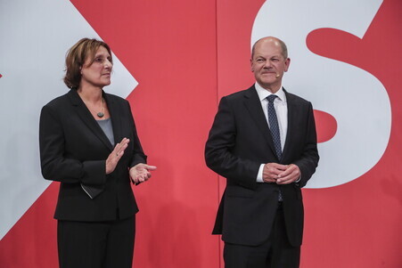 독일 사회민주당의 총리후보 올라프 숄츠(오른쪽)와 부인 브리타 에른스트가 26일 사민당 행사에 참석하고 있다. 베를린/EPA 연합뉴스