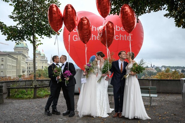 스위스에서 동성결혼 합법화 여부를 묻는 국민투표가 실시된 날인 26일 동성커플이 사진 촬영 행사를 하고 있다. 베른/AFP 연합뉴스
