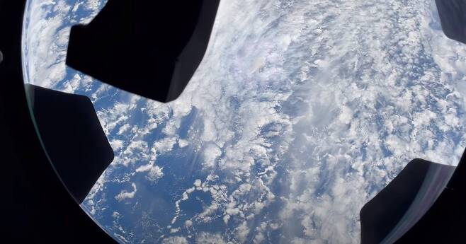 투명돔 너머로 흰구름에 휩싸인 지구가 모습을 드러냈다. 동영상 갈무리