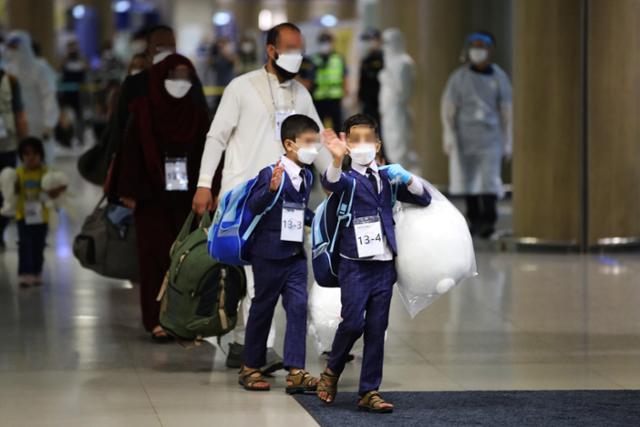 과거 한국을 도왔던 아프가니스탄 협력자와 그 가족들이 지난달 26일 인천공항을 통해 입국해 임시생활시설로 향하는 버스를 타기 위해 이동하고 있다. 연합뉴스