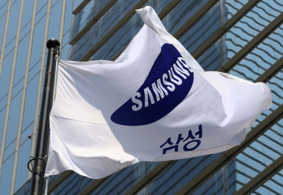 하이투자증권이 삼성전자의 3분기 영업이익을 17조원으로 전망했다. 사진은 서울 본사에 걸린 삼성 깃발이 펄럭이고 있다.