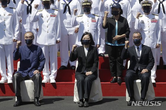 차이잉원(앞줄 가운데) 대만 총통이 이끄는 민진당은 국호를 ‘중화민국’에서 ‘대만공화국’으로 바꾸고 싶어한다는 말을 듣는다. [AP=뉴시스]