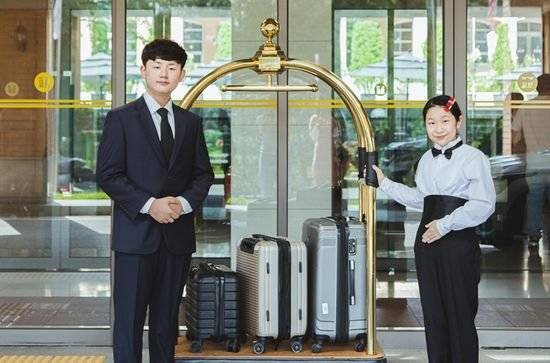 정문에서 고객을 맞이하는 도어맨은 해당 호텔의 첫인상을 결정하는 직무다.