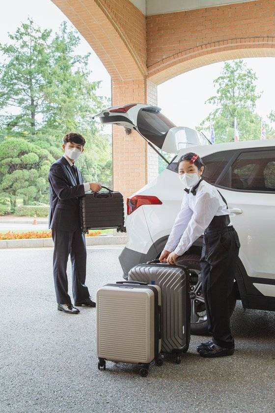 고객 환영 및 환송, 호텔 관련 정보 제공, 수하물 관리, 현관 차량 통제 등은 벨 데스크 부문 호텔리어의 중요한 업무다.