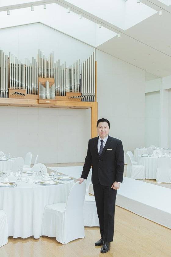 우대주 연회 지배인은 웨딩·연회 부문은 고객의 평생 한 번뿐인 순간을 준비하는 직무라고 말했다.