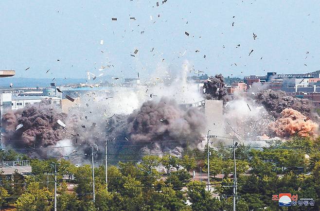 지난해 6월 개성 공단에 위치한 남북 연락사무소 건물이 폭파되고 있다. 조선중앙통신=연합뉴스