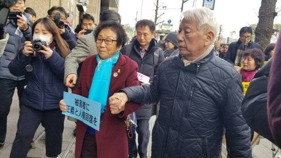 미쓰비시중공업 조선여자근로정신대 피해자 양금덕(왼쪽) 할머니와 '나고야 미쓰비시 조선여자근로정신대 소송을 지원하는 모임'의 다카하시 마코토 공동대표가 도쿄 마루노우치 미쓰비시 본사에 요청서를 전달하기 위해 들어가고 있다. 윤설영 특파원