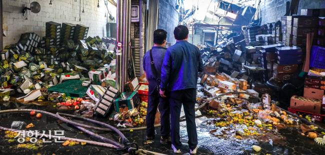 2020년 9월 서울 청량리 청과물시장 화재 당시 상인들이 불에 탄 점포를 바라보고 있다. 이석우 기자