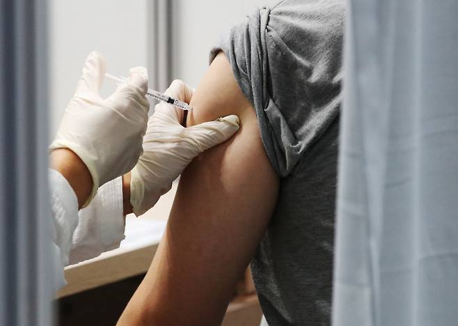 27일 오전 서울 마포구 코로나19 예방접종센터에서 시민들이 백신 접종을 받고 있다. 연합뉴스