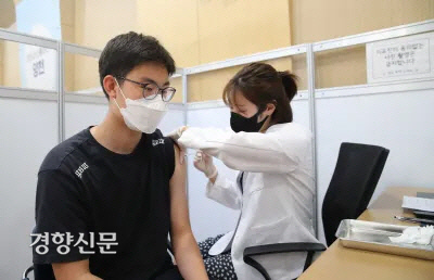 고3 학생 및 고교 교직원 백신 접종이 시작된 7월 19일 서울 양천구 해누리 타운에서 한 고3 학생이 백신을 접종하고 있다. 사진공동취재단