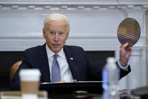 US President Joe Biden speaks during a virtual meeting with chip industry leaders on April 12. (Yonhap)