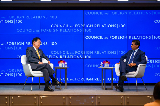 Foreign Minister Chung Eui-yong, left, is interviewed by Fareed Zakaria, a CNN host and political commentator, about the Moon Jae-in administration’s diplomacy at the Council on Foreign Relations in the United States, Sept. 22. [MINISTRY OF FOREIGN AFFAIRS]