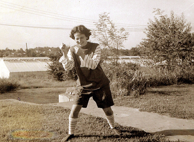 트루디 사모가 학창 시절 미국 미시간주 레이크뷰에 있는 자택 앞에서 춤을 추고 있다.