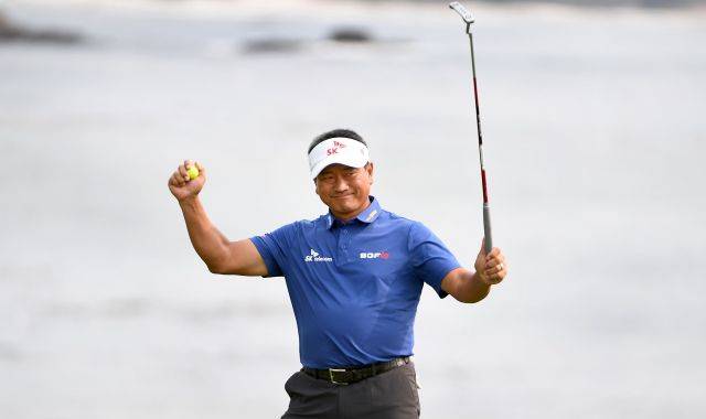 최경주가 27일(한국시간) 미국 캘리포니아주 몬터레이 페블비치 골프링크스에서 미국프로골프(PGA) 챔피언스 투어 퓨어인슈어런스챔피언십 우승을 확정한 뒤 주먹을 불끈 쥐고 있다. AFP연합뉴스