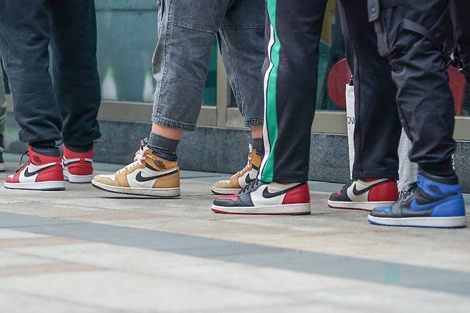 소비자 불매운동이 벌어지기 전인 지난 2019년 중국 상하이 나이키 매장 앞에 줄 서 있는 사람들. 모두 나이키 신발을 신고 있다. /사진=AFP