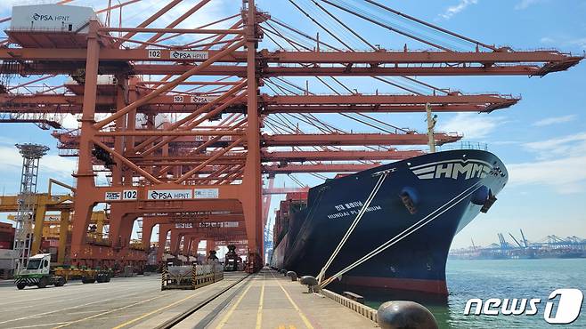 (서울=뉴스1) = HMM은 국내 기업들의 원활한 수출을 지원하기 위해 미주향 임시선박을 1척 투입했다고 7일 밝혔다.